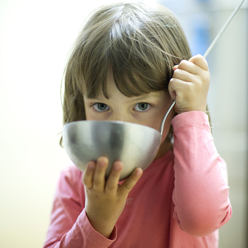 Kleines Mädchen kostet Milch